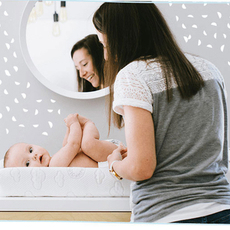 Maman observant une couche pour voir si bébé boit suffisamment